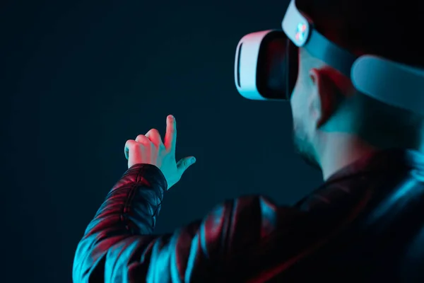 Occhiali uomo in VR toccano la realtà virtuale — Foto Stock