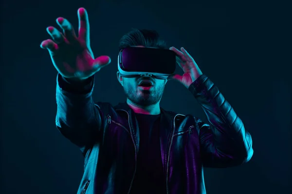 Homem incrível em óculos VR interagindo com o ciberespaço — Fotografia de Stock
