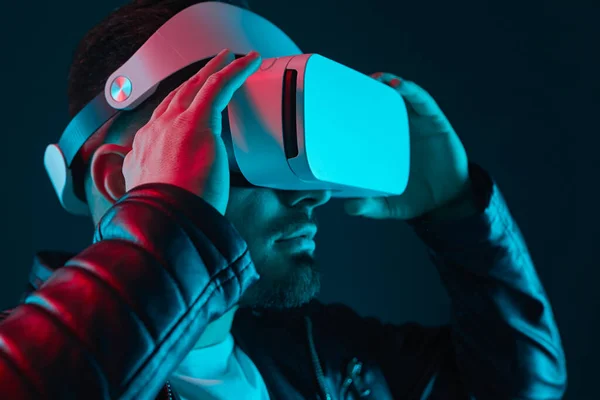 Man exploring virtual reality in VR glasses — Stock Photo, Image