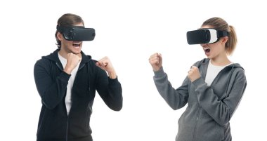 Sanal alemde savaşan VR gözlüklü oyuncular