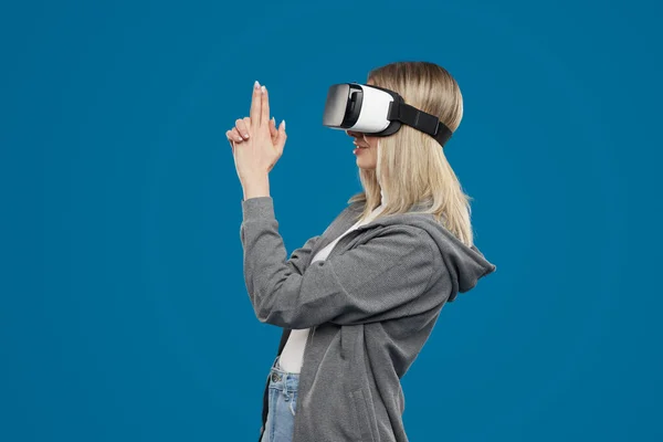 Young woman playing VR shooter — Stock Photo, Image