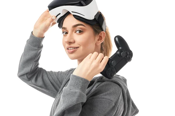 Młoda kobieta z gamepadem i kaskiem VR — Zdjęcie stockowe