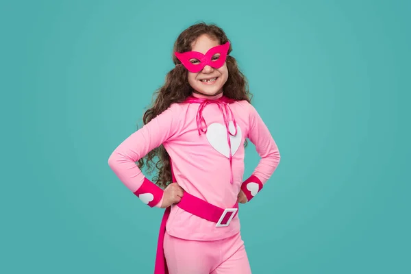 Fröhliches Mädchen im Superhelden-Outfit im Studio — Stockfoto