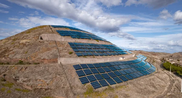 Kırsal bölgedeki tepedeki güneş panelleri — Stok fotoğraf