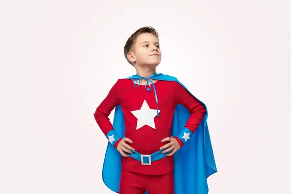 Bravo menino super-herói em traje no estúdio — Fotografia de Stock