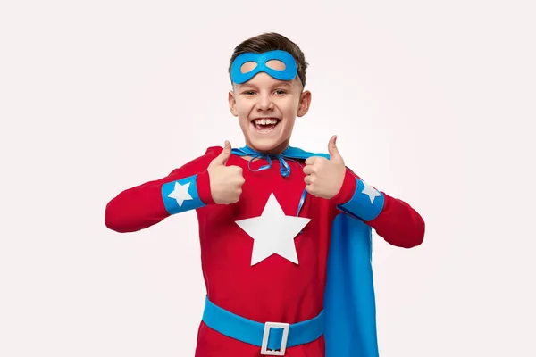 Gelukkig superheld kind tonen duimen omhoog — Stockfoto