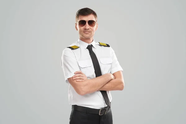 Självsäker pilot i uniform och solglasögon — Stockfoto