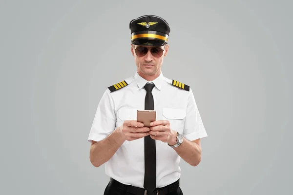 Piloto masculino usando telefone celular — Fotografia de Stock