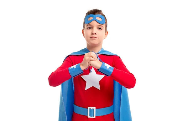 Pequeno garoto super-herói em traje de super-herói — Fotografia de Stock