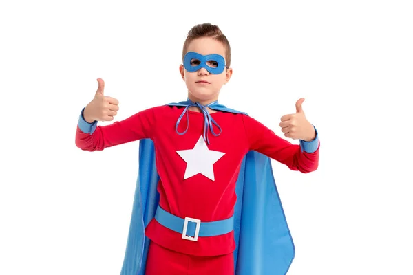 Superhjälte unge visar tummen upp — Stockfoto