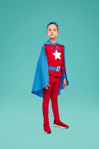 Pewny siebie superbohater dzieciak w stroju superbohatera — Zdjęcie stockowe