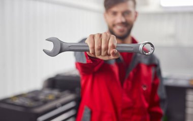 Atölyede ingiliz anahtarı olan ekin teknisyeni