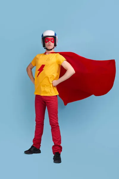 Dappere superheld in kostuum en helm — Stockfoto