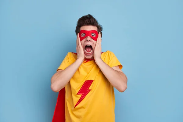 Homem super-herói chocado gritando em estúdio — Fotografia de Stock