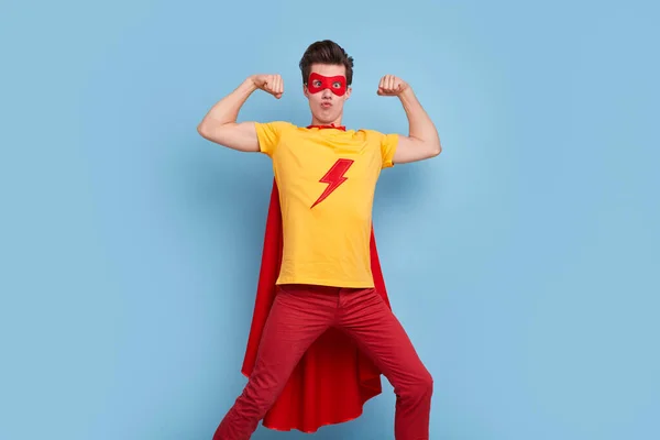 Comic super-herói muscular mostrando bíceps — Fotografia de Stock