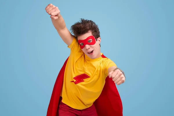Lustiger Superhelden-Mann fliegt im Studio — Stockfoto