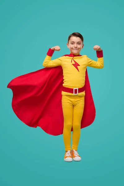 Forte bambino supereroe mostrando potenza — Foto Stock