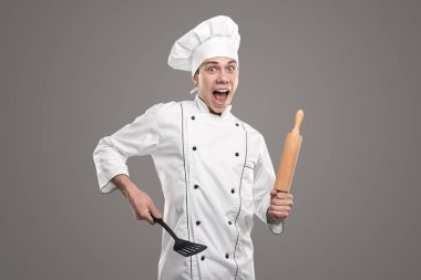 Mutfak aletleri ile heyecanlı genç aşçı