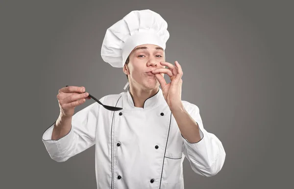 Chef com colher de degustação prato requintado — Fotografia de Stock