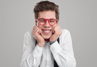 Kameraya bakarak neşeli erkek inek