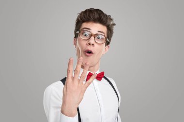 Parmaklarda numara gösteren komik inek