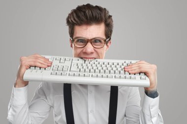 Stresli erkek çalışan klavyeyi ısırıyor