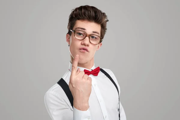 Pippo nerd in occhiali mostrando dito — Foto Stock