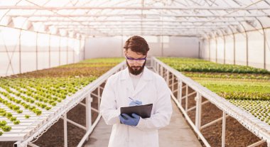 Serada çalışan erkek bilim adamı