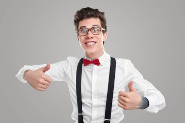 Mutlu komik inek başparmaklarını gösteriyor