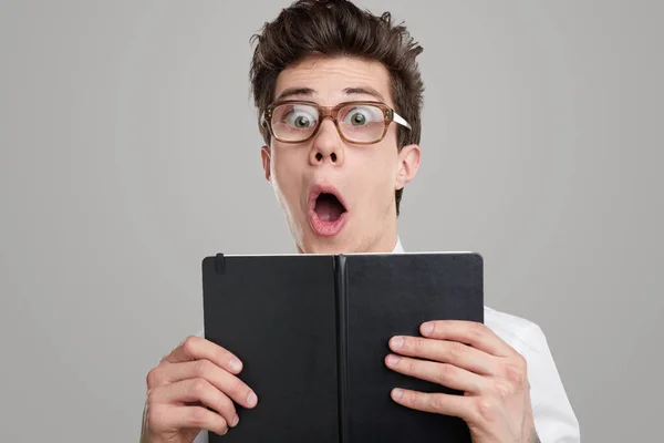 Chockad rolig elev med bok — Stockfoto