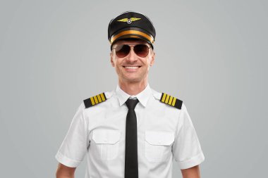 Güneş gözlüklü neşeli havayolu pilotu