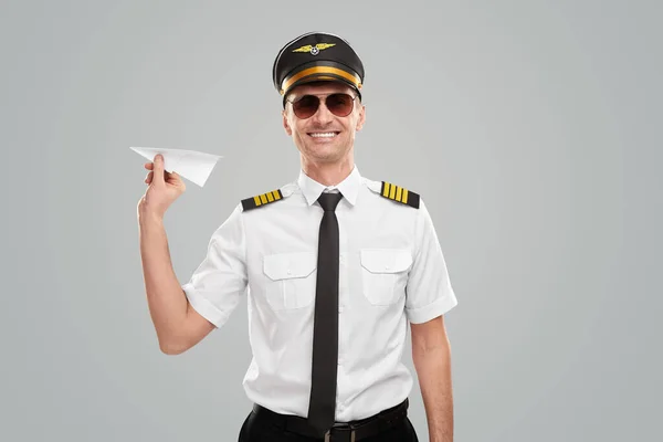 Мужской пилот с бумажным самолетом — стоковое фото