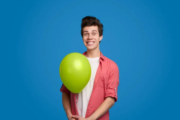 Jovem feliz com balão — Fotografia de Stock