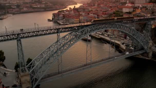 日落时波尔图大桥的空中景观 — 图库视频影像