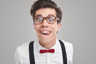 Gözlüklü komik inek surat yapıyor.