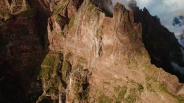 Gün batımında Peaks Madeira 'nın hava görüntüsü.