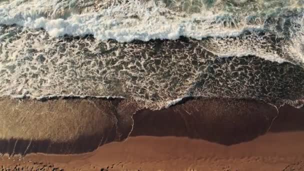 Luftaufnahme von Wellen, die am Strand brechen — Stockvideo