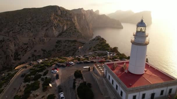 Línea de cola de coches para el Faro de Formentor — Vídeos de Stock