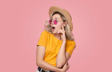 Şok olmuş bir kadın stüdyoya bakıyor.