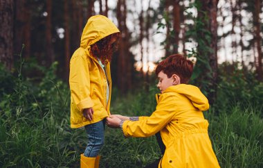 Küçük kız kardeşime değer veriyor.