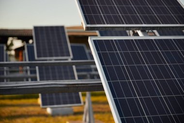 Kırsal kesimdeki modern güneş panelleri