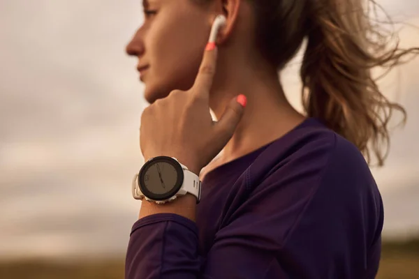 Sportswoman wearing smartwatch during training in nature — Zdjęcie stockowe