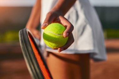 Sahada tenis oynayan kırsal kadın.