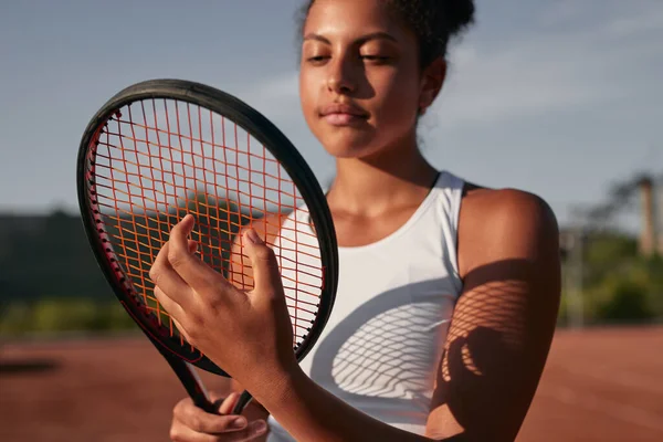 Black sportswoman with racket on tennis court — Stock fotografie