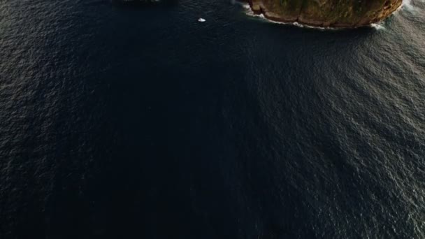 Impresionante isla en ondulante mar — Vídeos de Stock