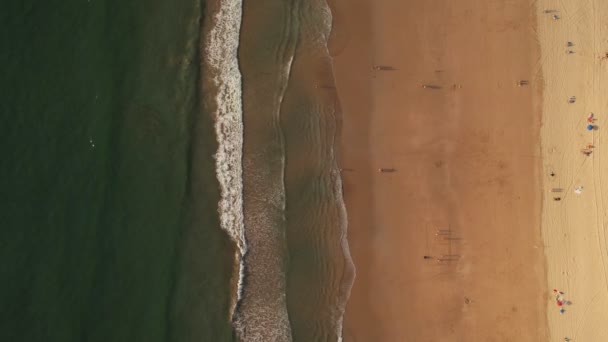 Playa con gente cerca agitando el mar — Vídeos de Stock