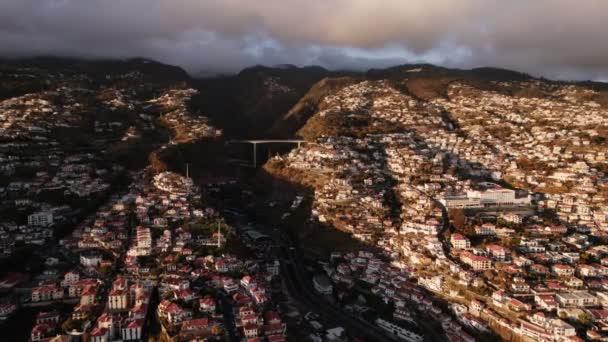 City near mountains at sunset — Vídeo de Stock