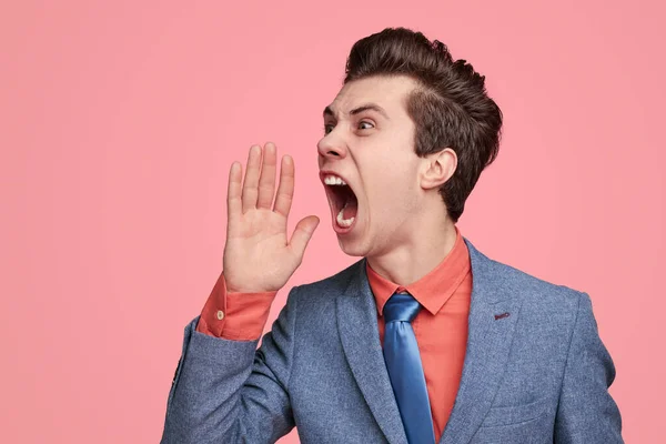 Comic businessman announcing news and screaming loudly — Stockfoto