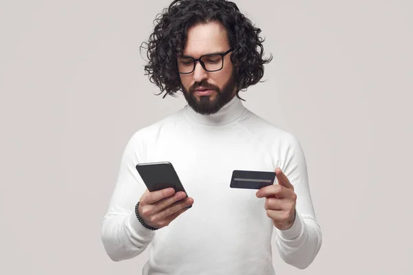 Man making purchase with plastic card during online shopping — Stockfoto