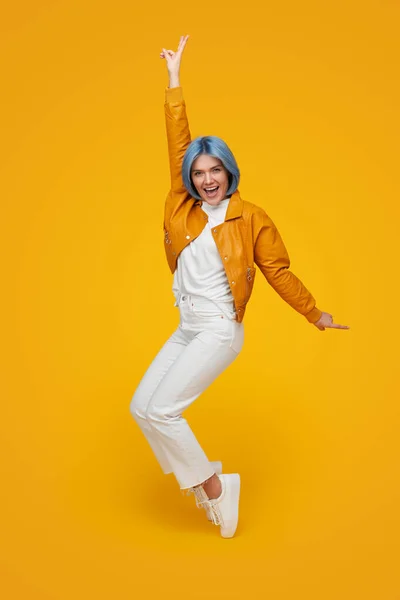 Cool hipster standing on tiptoes in studio — Foto de Stock